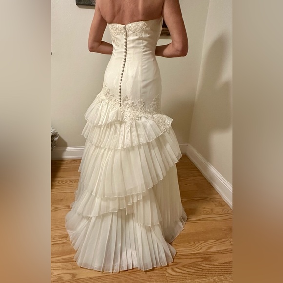Vera Wang White Wedding Gown Size 4 Ivory - Picture 2 of 4